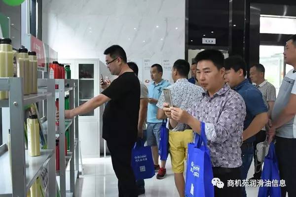 经销商代表参观公司展厅（一）