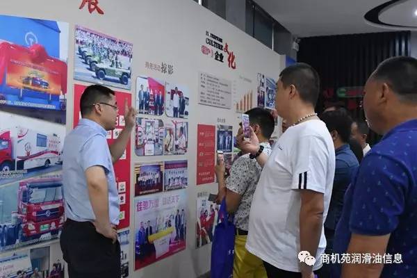 经销商代表参观公司展厅（二）