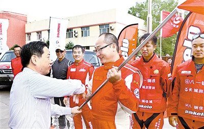 陈德荣为八钢长城润滑油车队授队旗